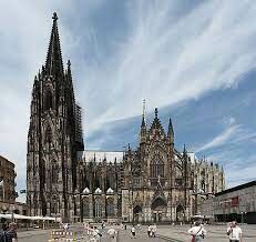  Кёльнский собор занимает третье место в списке самых высоких церквей мира. Какова его высота?