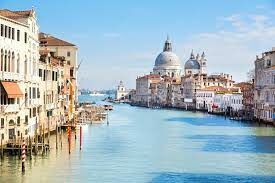   Сколько дворцов расположилось на берегах Гранд-канала в Венеции?