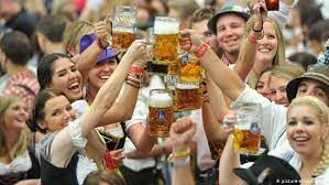 Как называется площадь в Мюнхене, на которой проводится знаменитый фольклорный фестиваль Октоберфест?