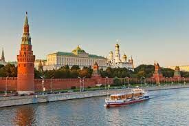 На каком берегу Москвы-реки расположен Московский Кремль?