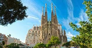 Кто стал архитектором церкви Саграда Фамилия, которую можно увидеть в Барселоне?