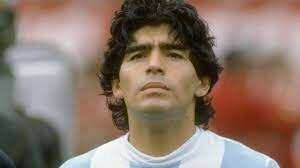   Под каким номер играл за сборную Аргентины легендарный футболист Диего Марадона?
