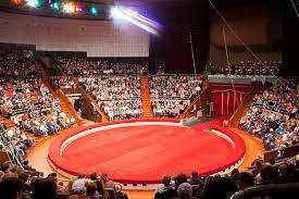 Один немецкий цирк с недавних пор использует голограммы вместо живых животных. Какое название носит этот цирк?