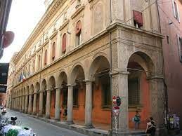 Как называется старейший университет Италии, давший название известному образовательному процессу?