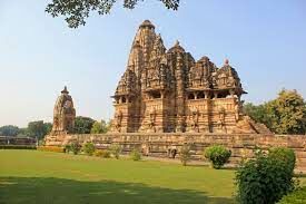   В чём особенность оформления индийского храмового комплекса Кхаджурахо?