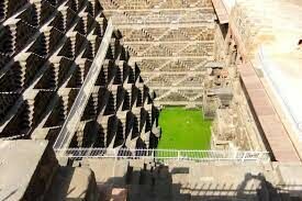Что собой представляет древнее архитектурное сооружение Чанд-Баори, расположенное в Индии?