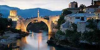 В каком веке построен пешеходный мост через реку Неретву в Боснии и Герцеговине, вошедший во Всемирное наследие ЮНЕСКО?