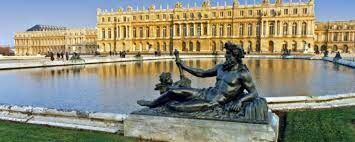  Где расположен дворцово-парковый ансамбль Версаль?