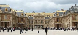 В каком году Версаль получил статус музея?