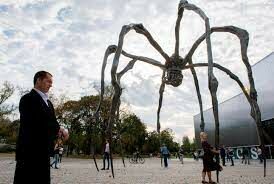 Как называется скульптура Луизы Буржуа, изображающая гигантского паука?