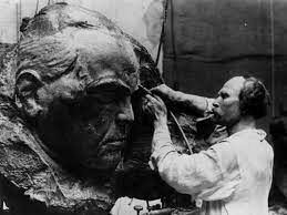 Из какого материала изготовлена самая грандиозная скульптура Степана Эрьзя под названием «Моисей»?