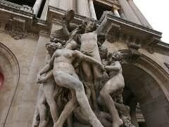  Как называется скульптура группа на  Парижской опере, которая является одним из самых известных произведений Жана-Батиста Карпо?