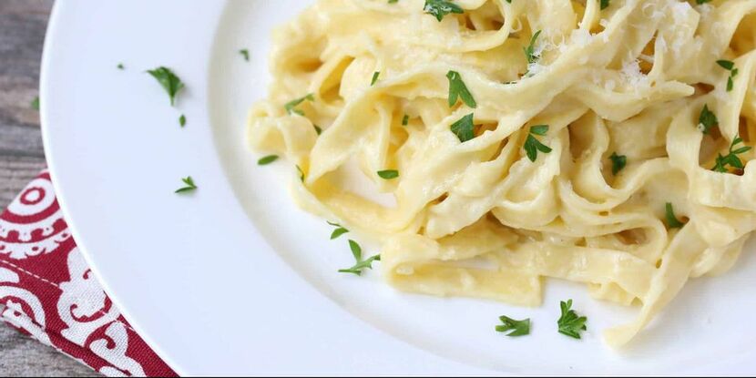 Какое из этих известных итальянских блюд готовится из пасты фетучини, смешанной со сливочным маслом и молодым сыром пармезан?