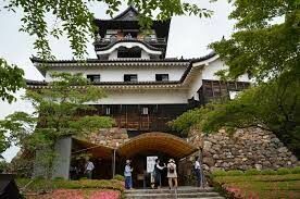 На верхнем ярусе японского замка Инуяма находится...