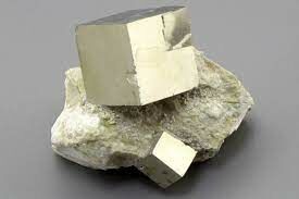   За свою внешнюю схожесть с золотом этот минерал получил прозвища «золото дураков» и «собачье золото» 