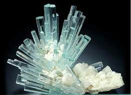 Древнегреческие философы считали, что этот минерал является льдом, превращенным в камень.
