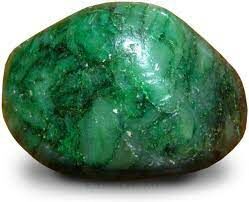 Внешне этот минерал похож на нефрит, но встречается значительно реже нефрита и поэтому ценится выше.