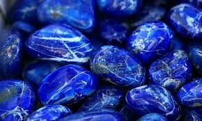 Этот минерал издревле используется в живописи для получения синей краски