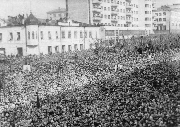 Многолюдный митинг  на площади у облисполкома в г. Новосибирске. Какого числа?