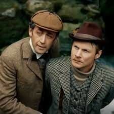 Как называется повесть Артура Конан Дойла, в которой доктор Ватсон знакомится с гениальным сыщиком Шерлоком Холмсом?