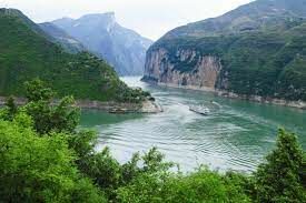 В какое море впадает река Янцзы, которая является самой длинной рекой в Евразии?