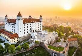 Европейская столица, которая расположена у места впадения реки Савы в Дунай.