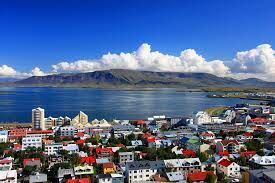   Как переводится название исландской столицы Рейкьявик?