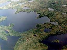  Это озеро находится на российско-китайской границе. В него впадает 24 реки, а вытекает только одна.