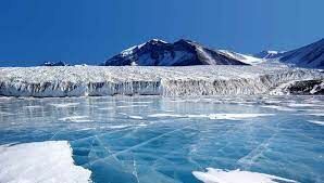 Это озеро — крупнейшее подлёдное озеро в Антарктиде. Оно изолировано ледяным панцирем уже несколько миллионов лет.