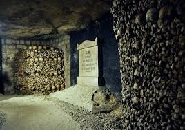 В каком году парламентом Парижа был издан указ о запрете захоронений внутри крепостных стен города?