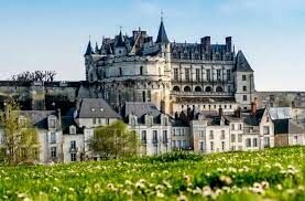 А теперь переместимся во Францию...В каком стиле построен замок Амбуаз?