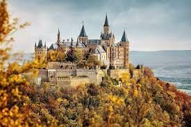 В скольких километрах от Штутгарта расположен замок Гогенцоллерн?