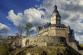  Что означает название замка «Фалкенштайн»?