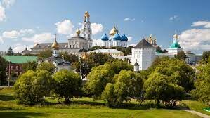 Этот город входит в туристический маршрут «Золотое кольцо России». Он совсем рядом со столицей, до него всего 69,84 км.