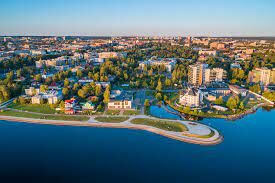 Этот северный город находится в устье Северной Двины.  До Москвы от него по прямой будет около 990 км.