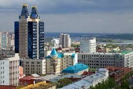 Этот город — третий по численности в России. Находится он в Сибири, в 2811,04 км от Москвы.