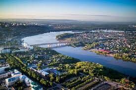   Этот город расположен на восточном склоне Среднего Урала, по берегам реки Исети в 1416,88 км от Москвы.