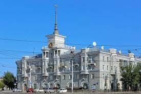 Этот город-милионник — второй по численности населения город в Сибири и девятый в России. От Москвы до него 2235,51 км.