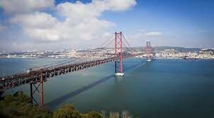 На территории Испании эта река имеет одно название, а на территории Португалии — другое. Впадает она в Атлантический океан...