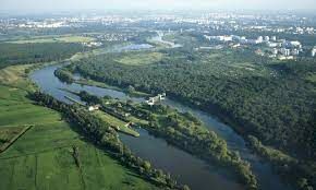 Какая река протекает через всю Польшу с юга на север и является наиболее длинной рекой бассейна Балтийского моря?