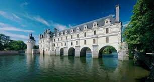 Луара — самая длинная река во Франции. Какой город из нижеперечисленных НЕ находится на её берегах?
