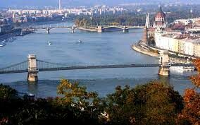 Эта река является границей для десяти государств. На ней расположены такие города как Вена, Белград и Будапешт...