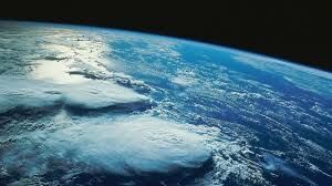Как называется твердая оболочка Земли, которая включает земную кору и верхнюю часть мантии?