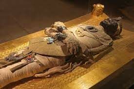 Как назывался скипетр, который фараон держал в руках?