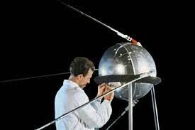 Первый искусственный спутник Земли был запущен в СССР. А в каком году произошло это знаменательное событие?