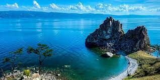  Какую форму напоминает озеро Байкал, если взглянуть на него из космоса? 