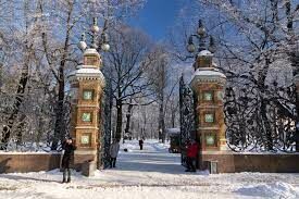 Какая достопримечательность Санкт-Петербурга расположена у северо-западной части Михайловского сада? 