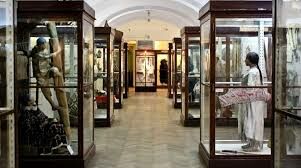  По примеру какого музея создавалась Российская Кунсткамера?