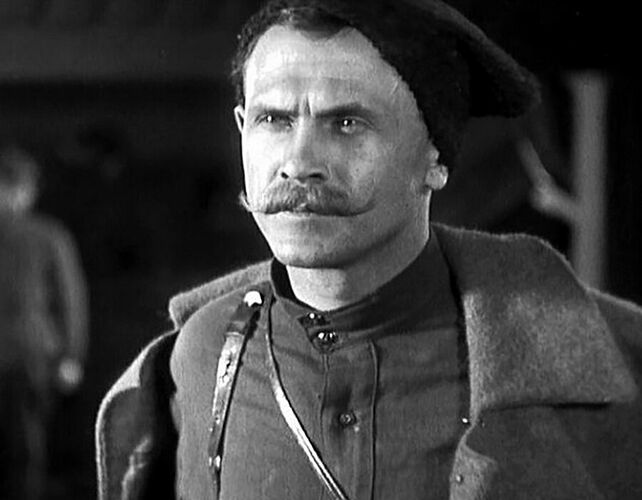 Кто сыграл комдива в фильме братьев Васильевых «Чапаев» 1934 года?