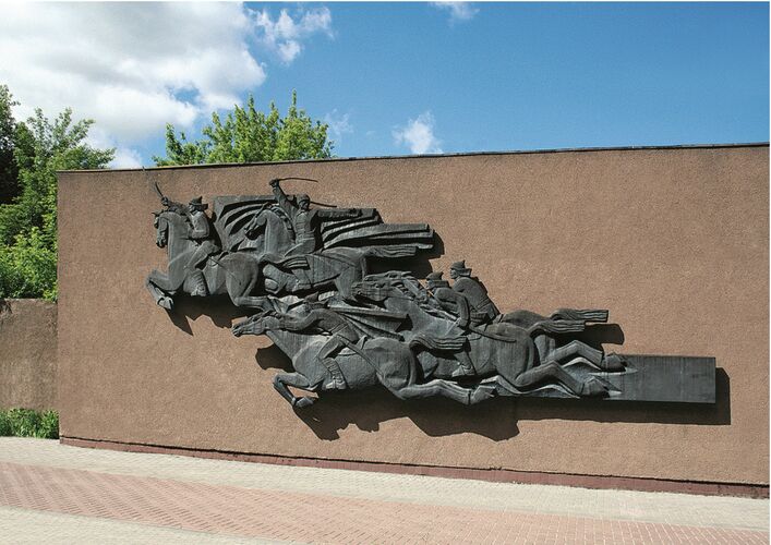 Где находится рельефная композиция «Конница Чапаева» (Скульпторы А.К. Брындин и В.П. Черепанов)?